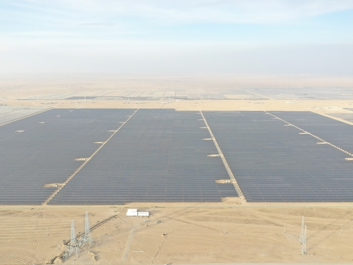 喜訊：能高公司承建100MW光伏發(fā)電項(xiàng)目實(shí)現(xiàn)全容量并網(wǎng)！(圖3)